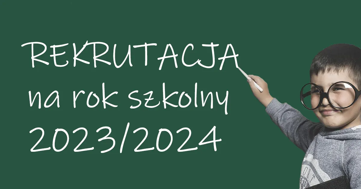 Chłopiec piszący na tablicy hasło rekrutacja na rok szkolny 2023/2024