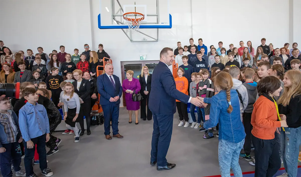 Minister Edukacji i Nauki Przemysław Czarnek wizytuje Halę Sportową w Stawiskach