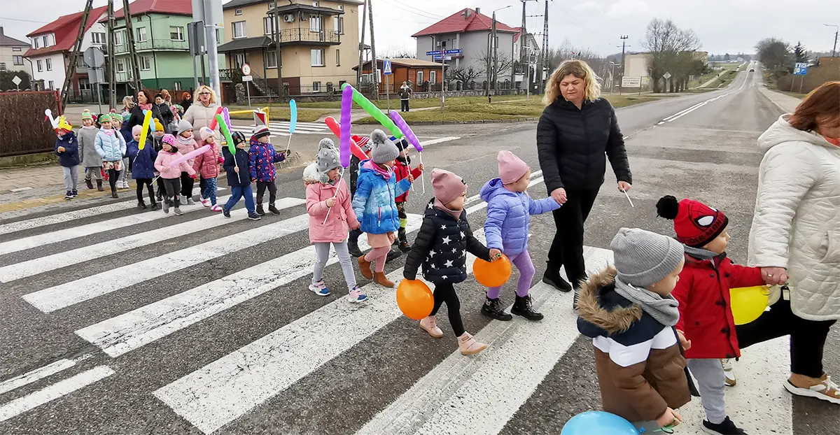 przedszkolaki witają Wiosnę spacerując ulicami Stawisk