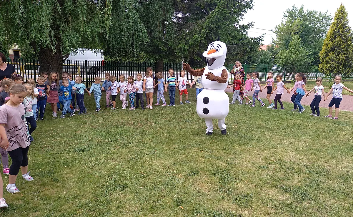 Dzieci bawiące się z bałwankiem Olafem