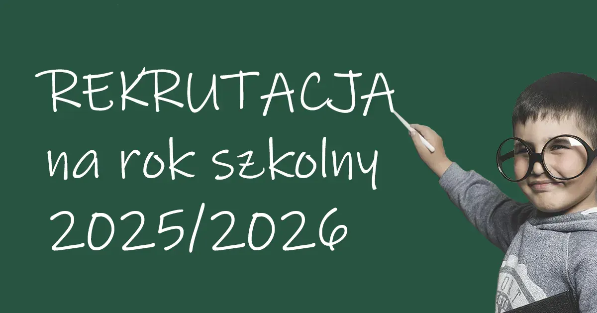 dziecko pisze na tablicy napis: rekrutacja rok szkolny 2025/2026