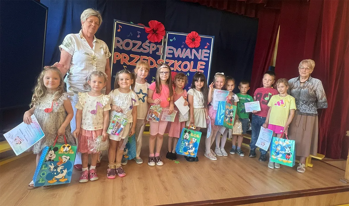 Pamiątkowe zdjęcie. Uczestnicy konkuru stoją na scenie wraz z Paniami z Jury.