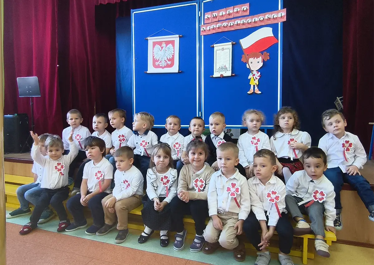 Dzieciaki ubrane odświętnie w dniu święta Niepodległości