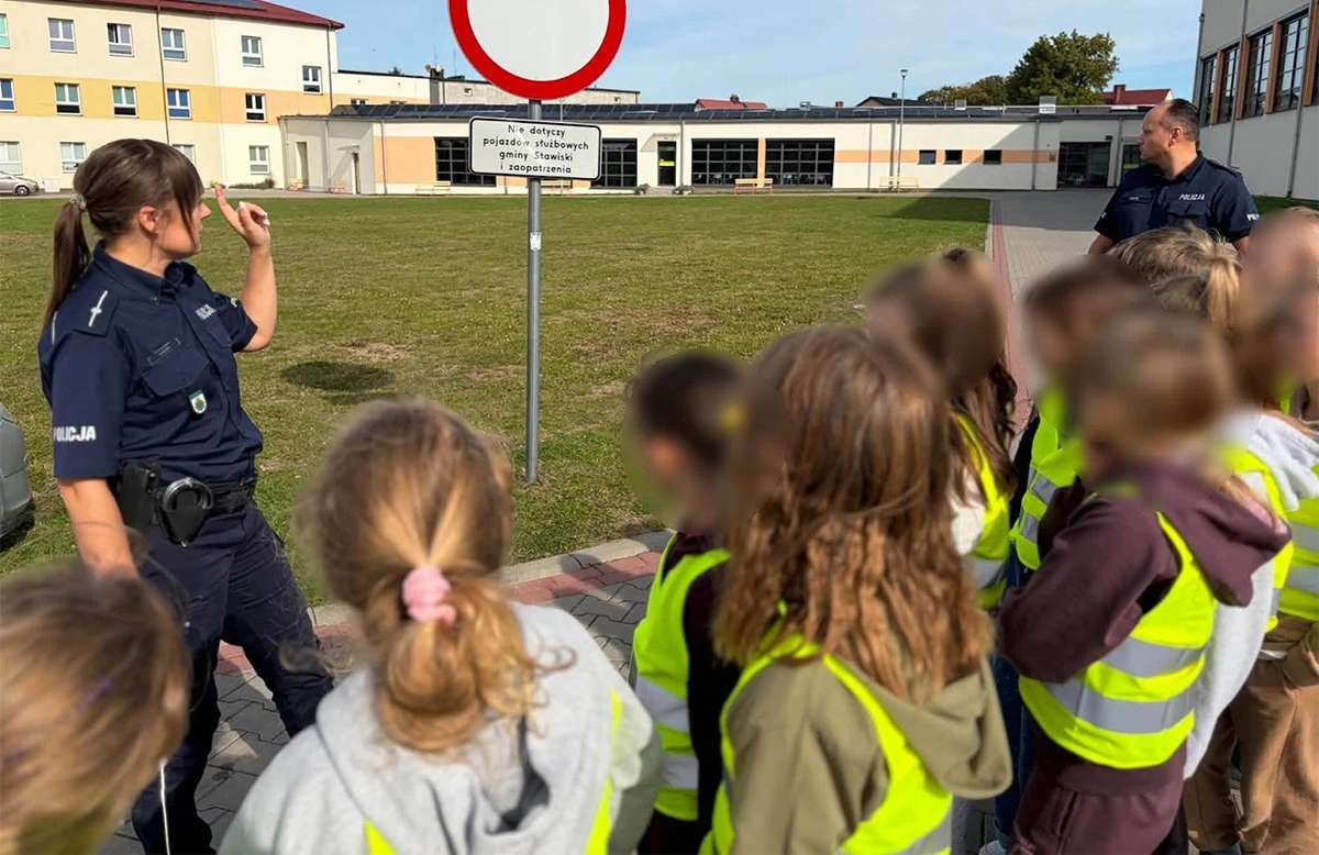 Na zdjęciu funkcjonariusze policji prowadzą wykład dla dzieci na temat bezpieczeństwa